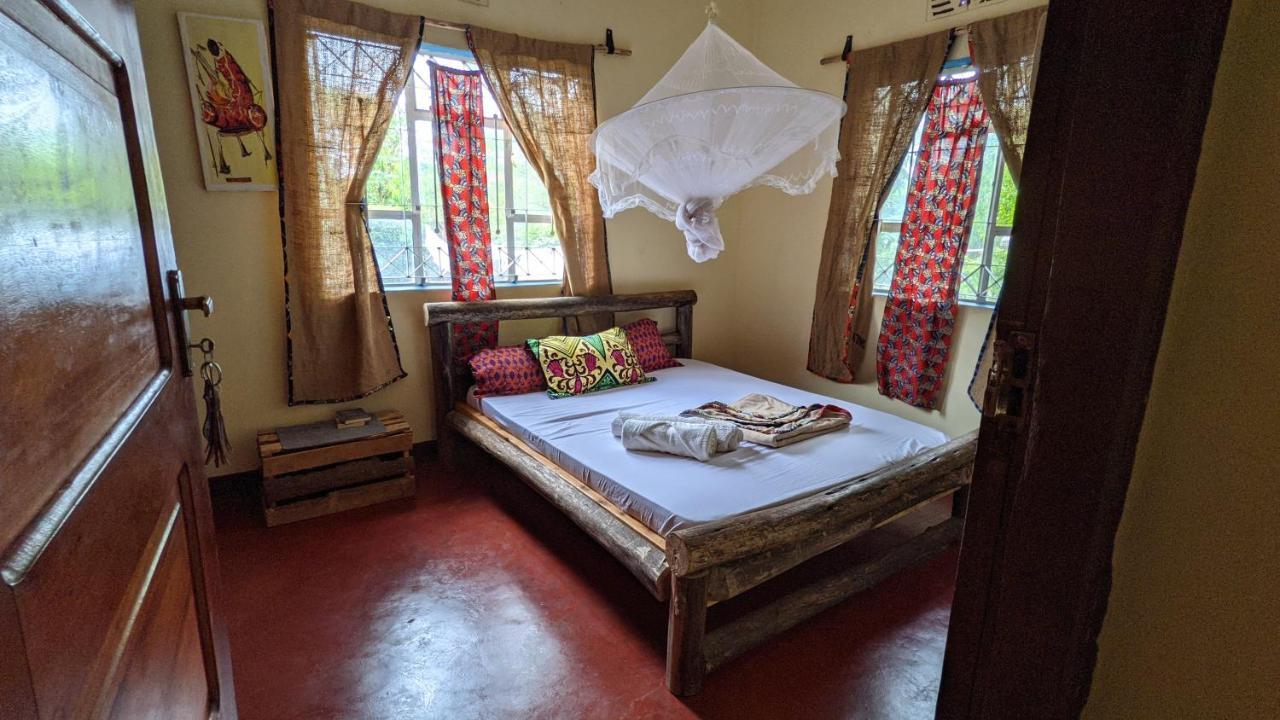 Backyard Hostel Moshi Bagian luar foto
