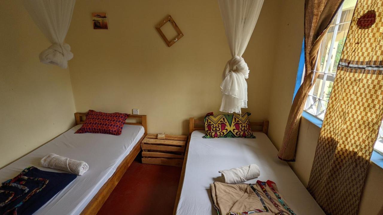 Backyard Hostel Moshi Ruang foto