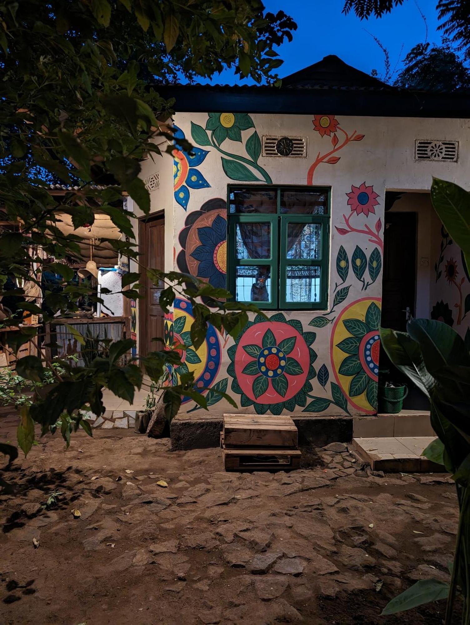 Backyard Hostel Moshi Bagian luar foto