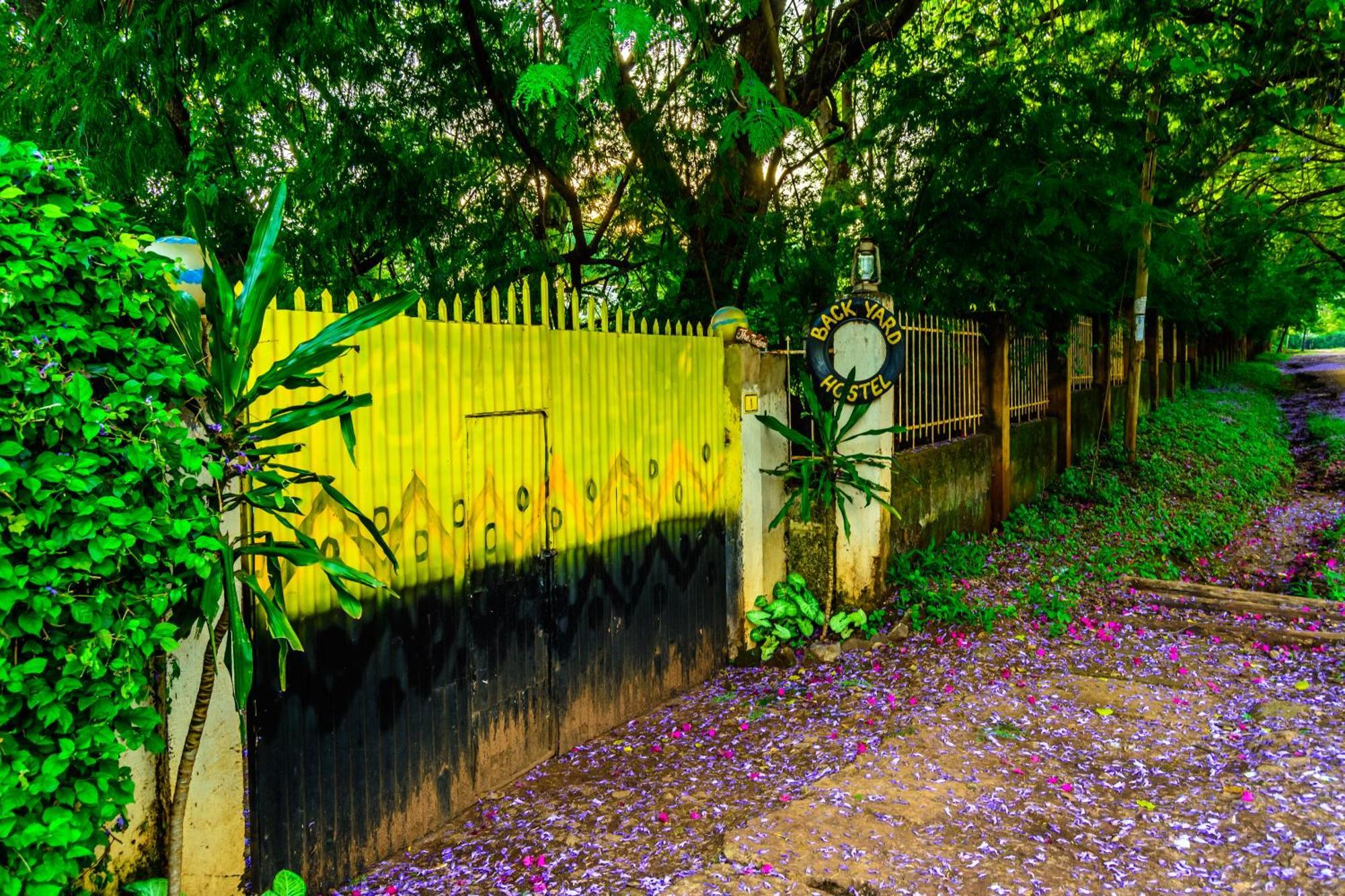 Backyard Hostel Moshi Bagian luar foto