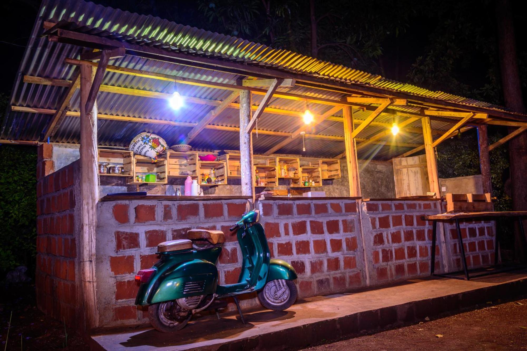 Backyard Hostel Moshi Bagian luar foto