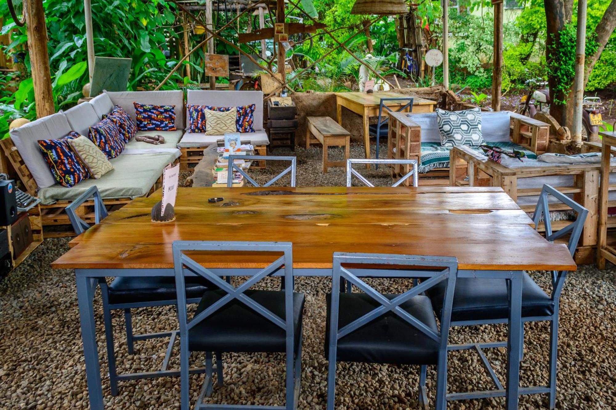 Backyard Hostel Moshi Bagian luar foto