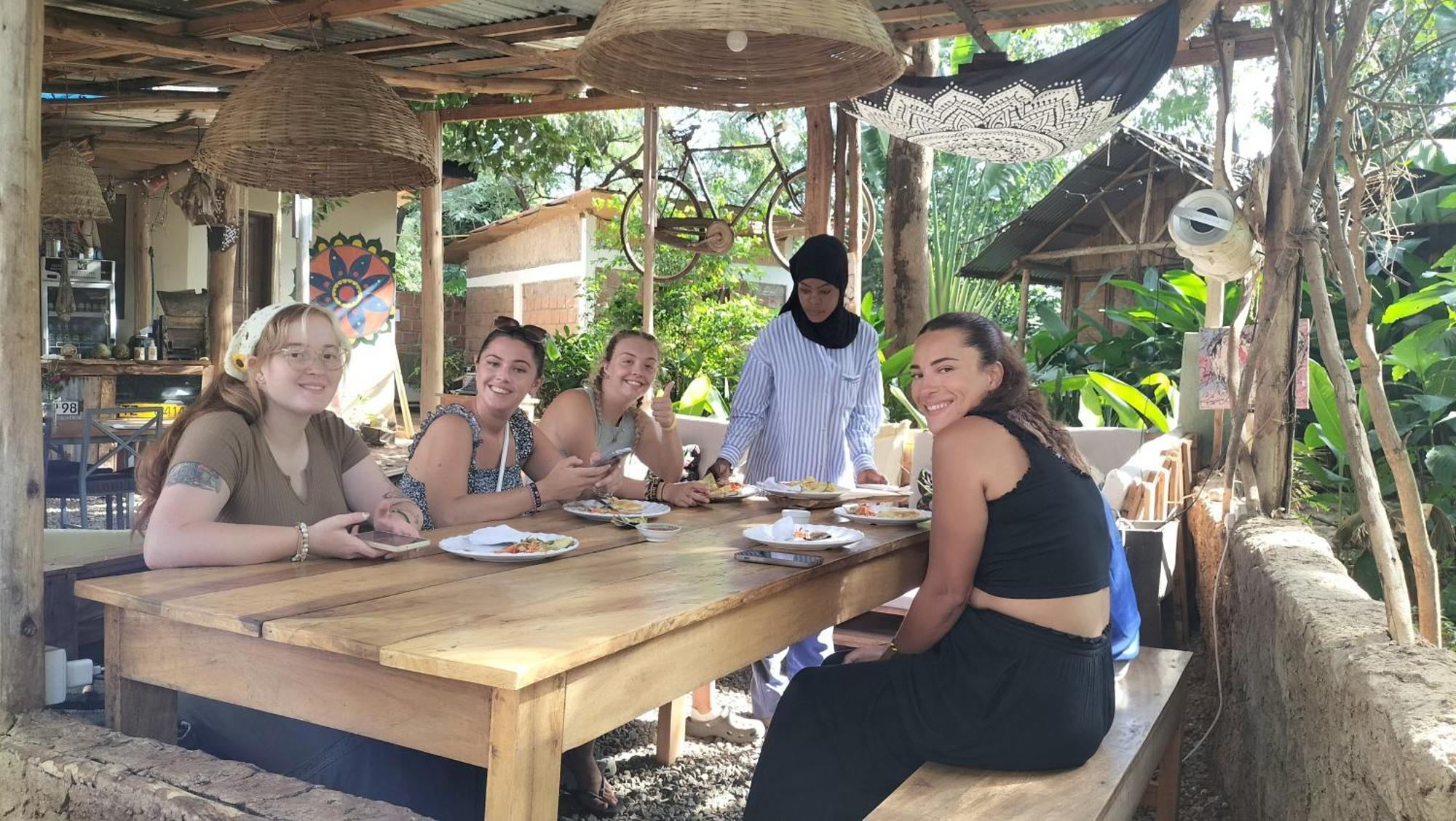 Backyard Hostel Moshi Bagian luar foto